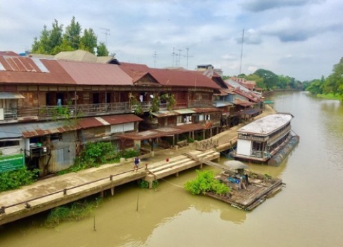 川沿いの水上レストランでランチ